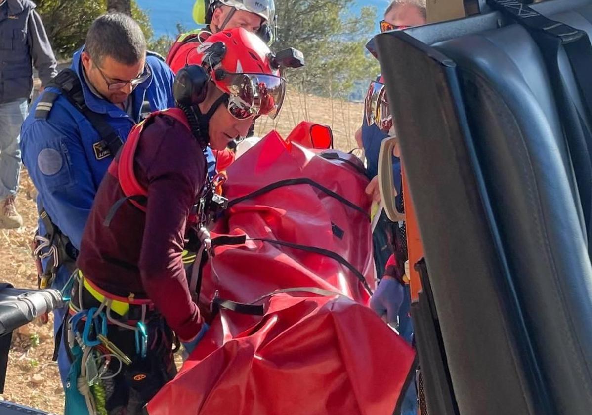 Los equipos de emergencia trasladan al herido al helicóptero.