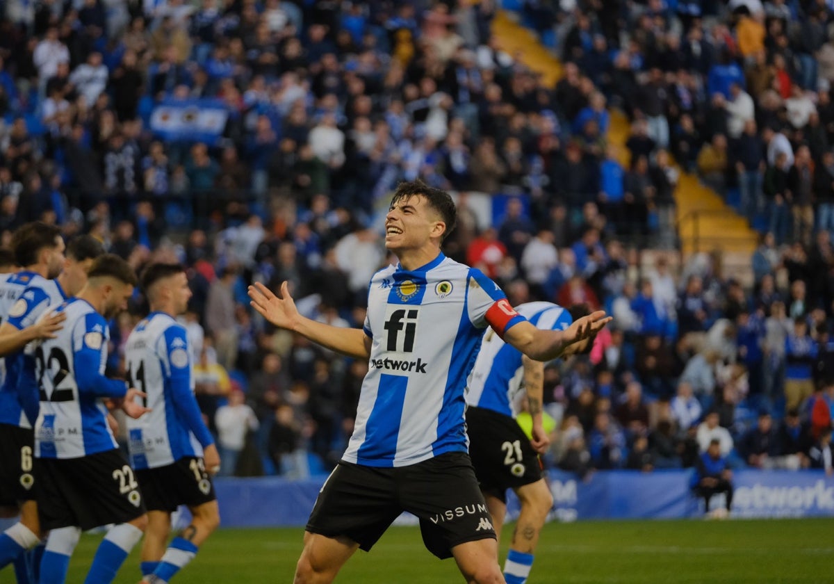 Nico Esoinosa celebra uno de los cinco goles anotados por el equipo de Torrecilla.