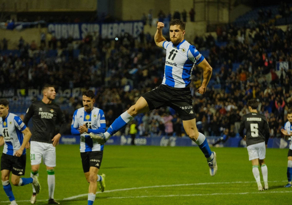 Imagen principal - Imágenes de la goleada del Hércules ante el Betis B en el Rico Pérez.