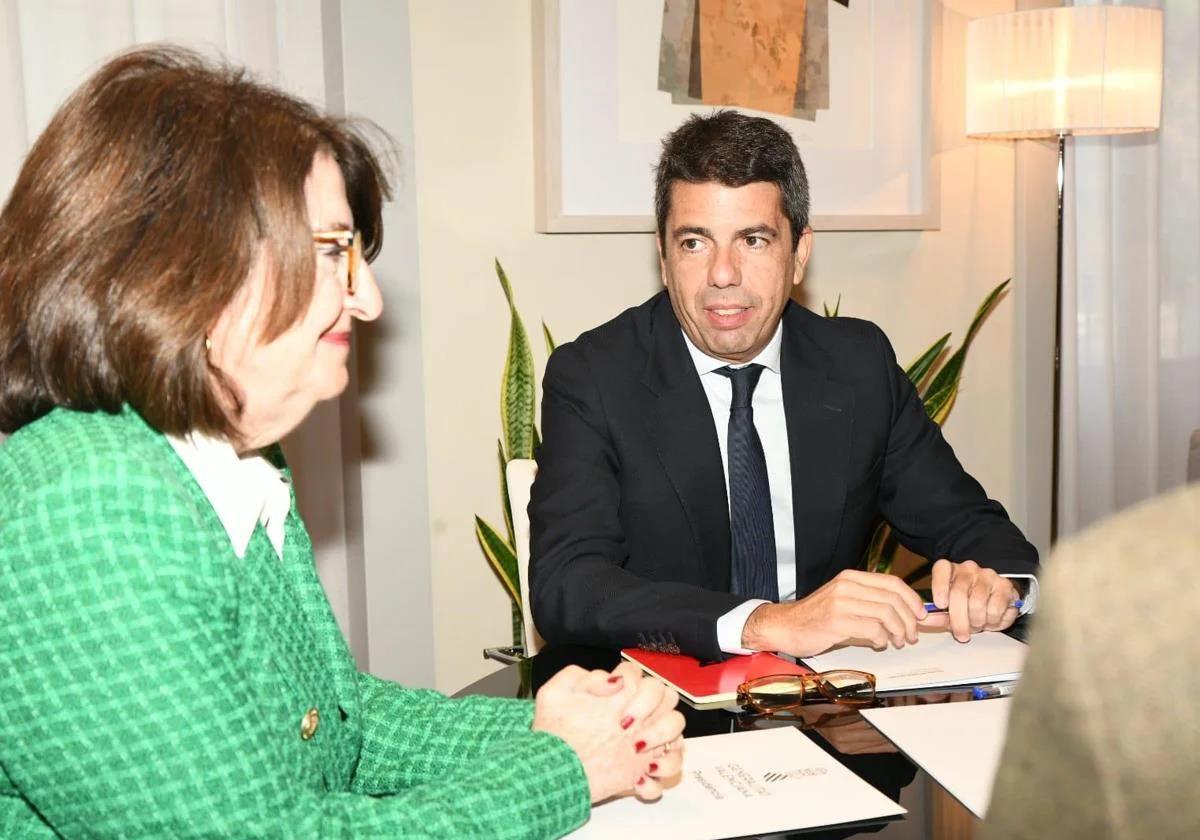 La rectora de la UA, Amparo Navarro, y el president de la Generalitat, Carlos Mazón, durante la reunión a tres bandas para el futuro de Medicina.