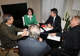 El presidente de la Generalitat, Carlos Mazón, entre los recotres de la UA, Amparo Navarro, y el de la UMH, José Juan Ruiz, con los consellers de Sanidad, Marciano Gómez, y de Educación, José Carlos Rovira (de espaldas).