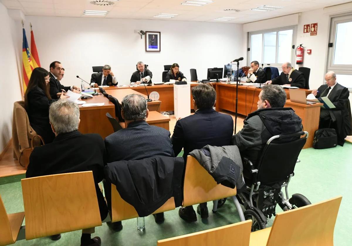 El presidente del Hércules, Carlos Parodi, junto a los dirigentes de la Fundación, Valentín Botella y José León, durante el juicio por el 'caso Abde'.