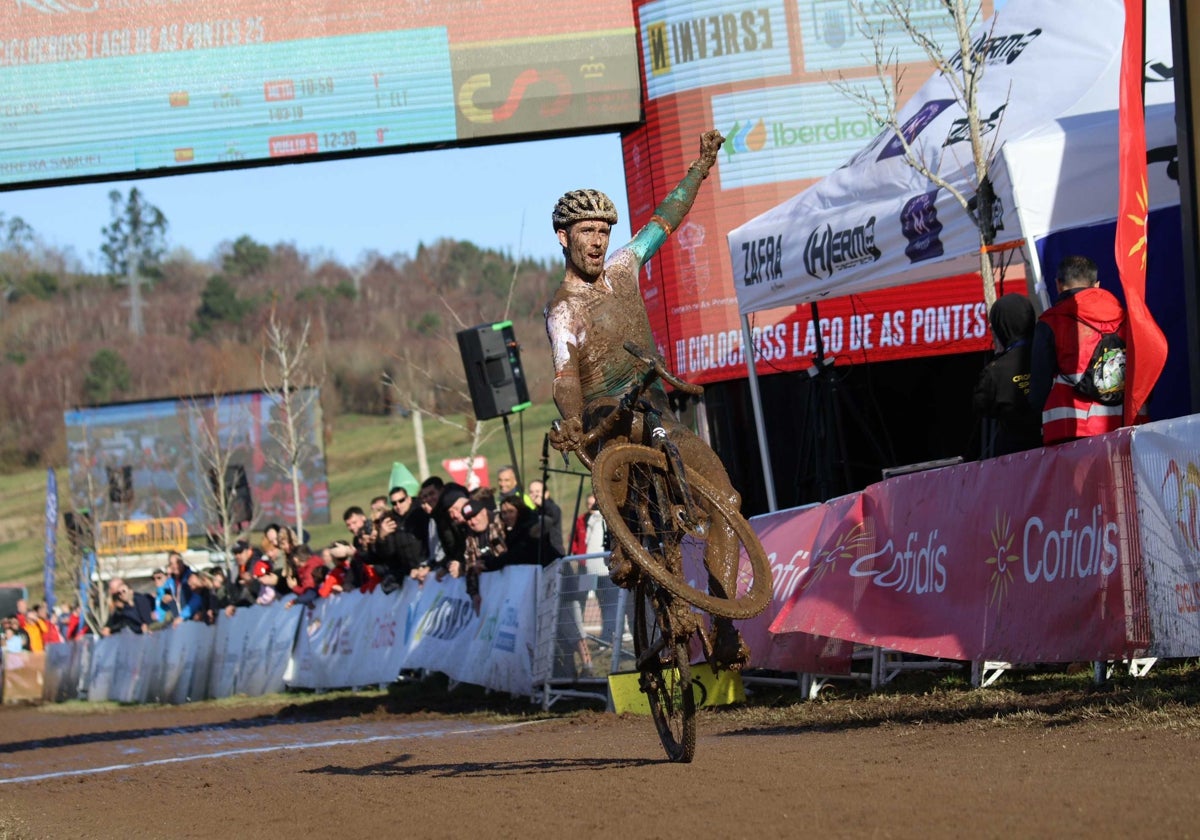 Felipe Orts celebra su triunfo en el campeonato de España de As Pontes