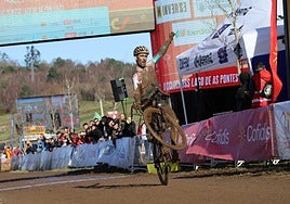 Felipe Orts celebra su triunfo en el campeonato de España de As Pontes