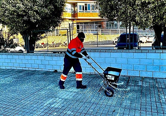 Reparto de sal por las calles para evitar las heladas.