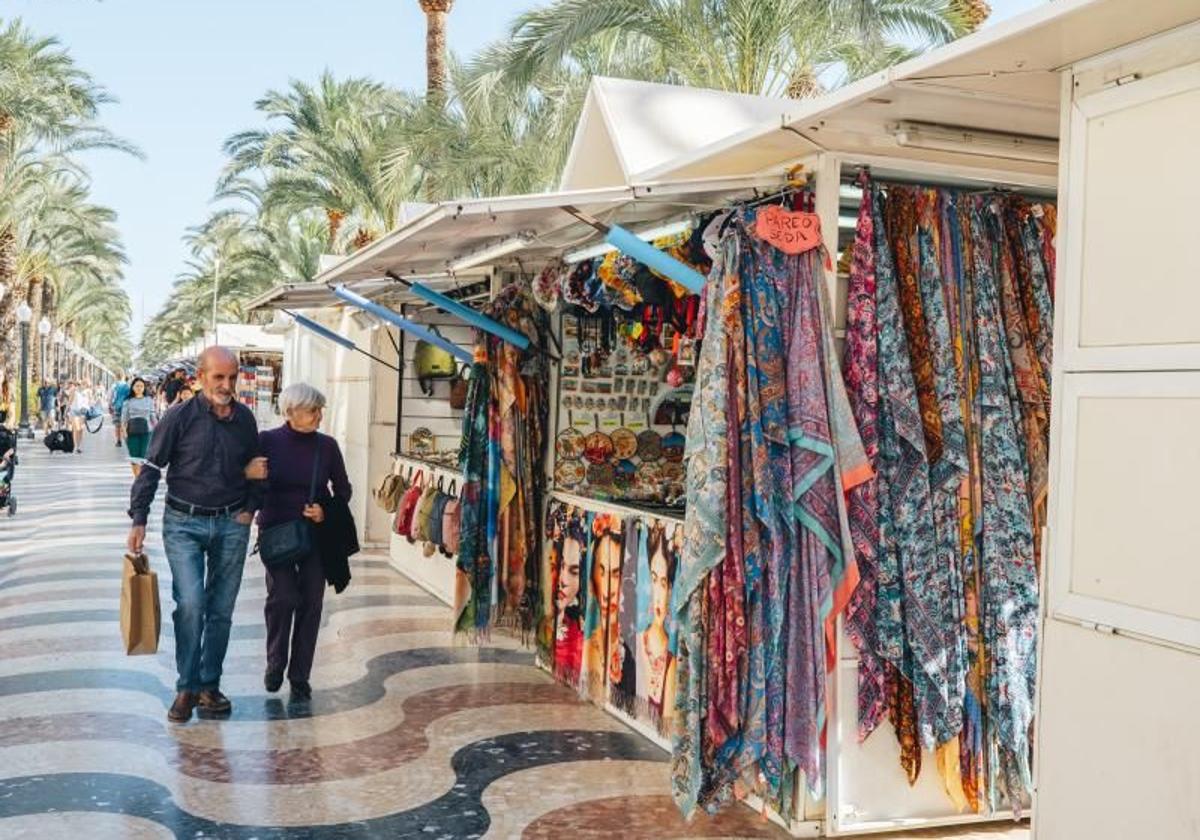 Puestos de artesanía, los conocido 'hippies', en la Explanada de España.