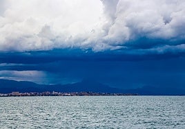 Una tormenta descarga sobre Alicante.