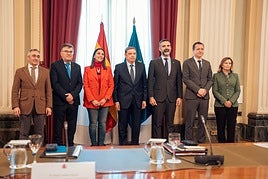 El conseller Barrachina (primero a la izquierda), con sus homólogos autonómicos y el ministro en el centro.