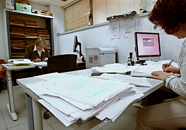 Imagen de archivo de una oficina con expedientes.