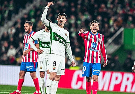 El uruguayo Agustín Álvarez, junto a Correa, el pasado miércoles.