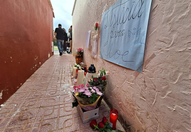 Altar que los compañeros de instituto de Cloe dedicaron a la joven en el callejón donde fue acuchillada.