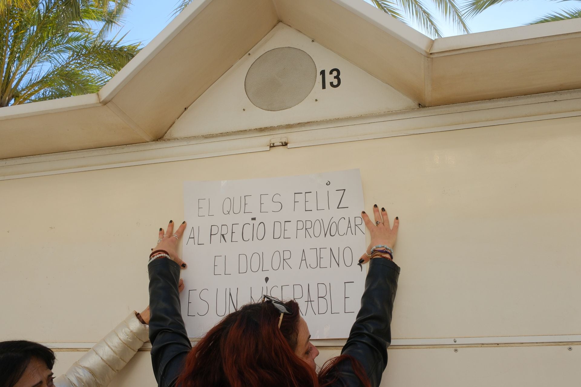 Puestos precintados y carteles de indignación, primer día de Alicante sin los &#039;hippies&#039;