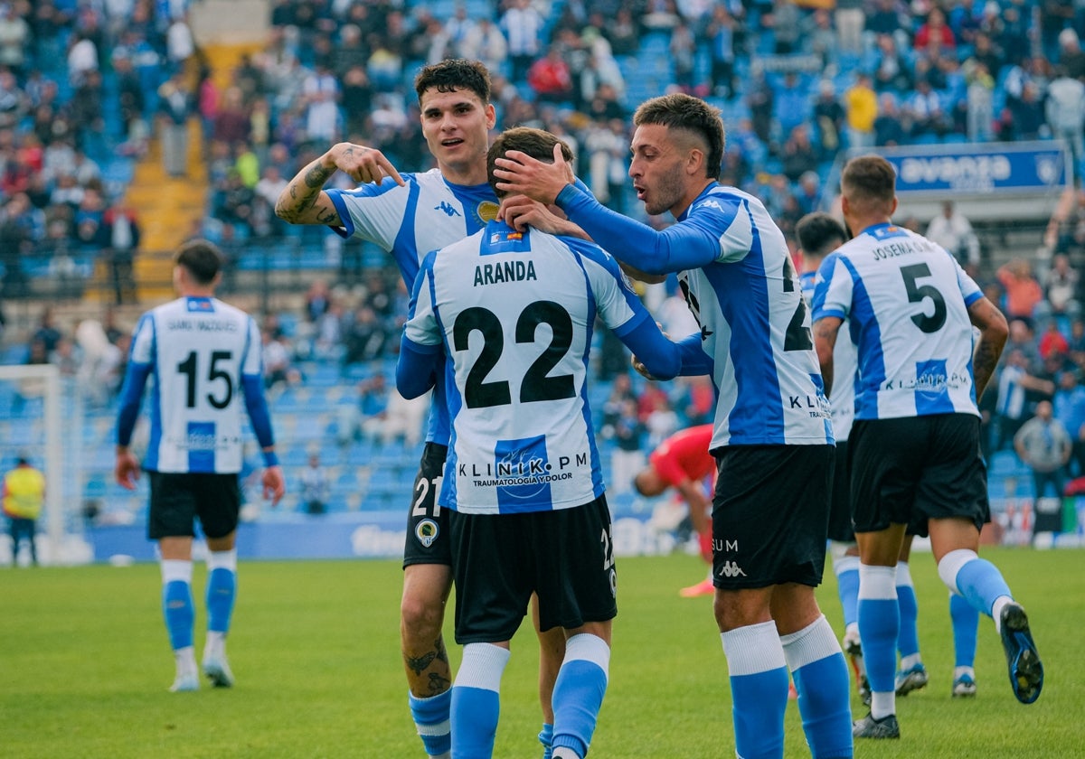 Retu y Sotillos felicitan a Aranda tras su golazo al Sevilla Atlético.