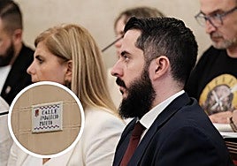 El edil de Vox, Mario Ortolá, y la calle Indalecio Prieto de Alicante.