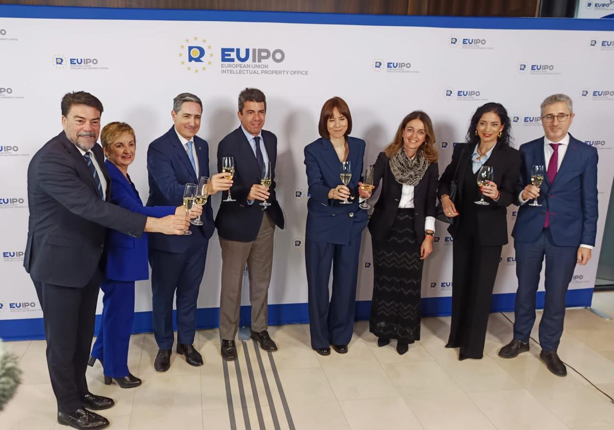 Las autoridades brindan durante el cóctel de Año Nuevo de la Euuipo en Alicante.