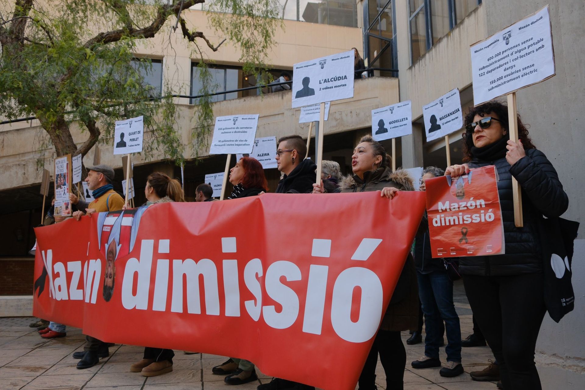 Así ha sido la protesta contra Mazón en la UA