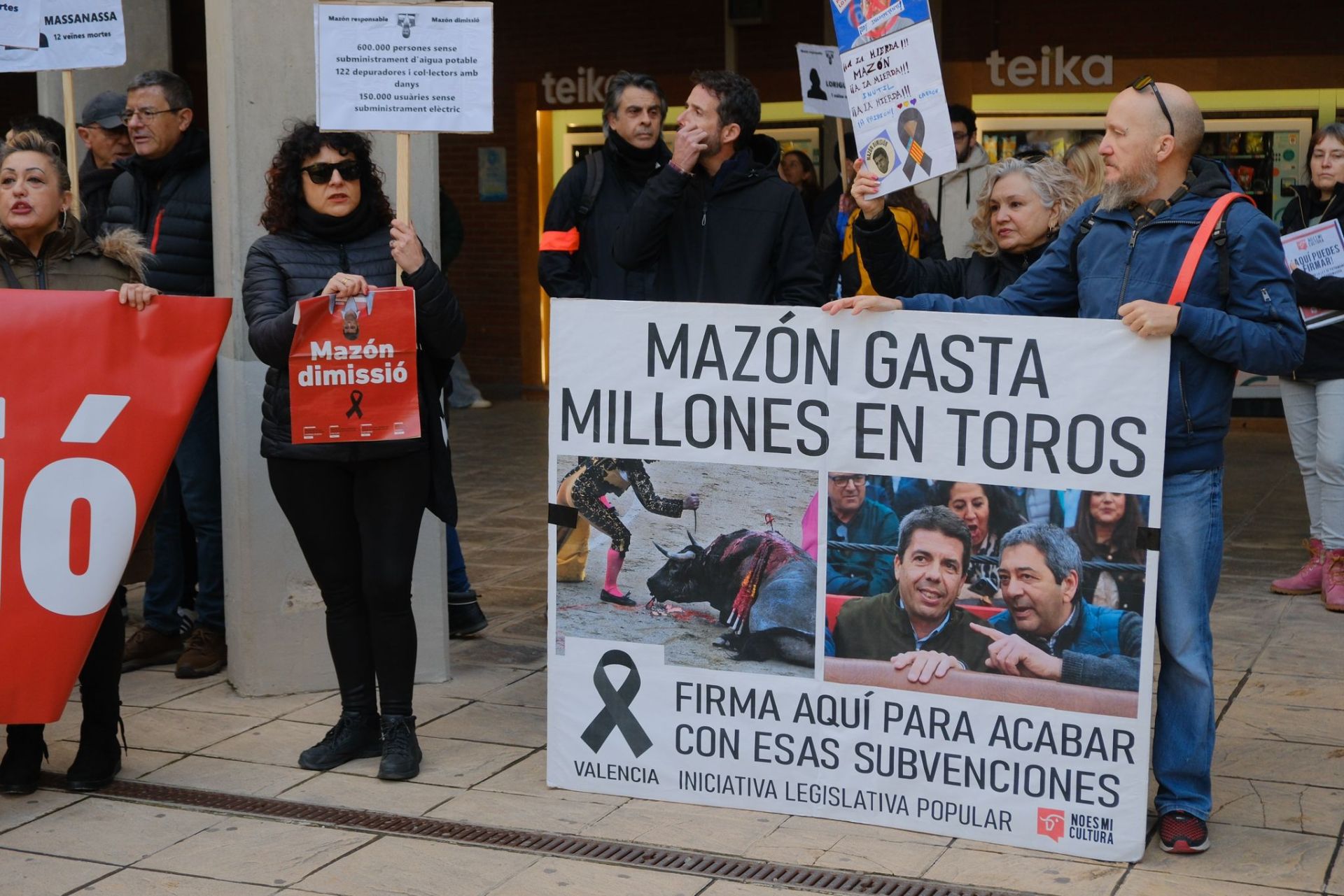 Así ha sido la protesta contra Mazón en la UA