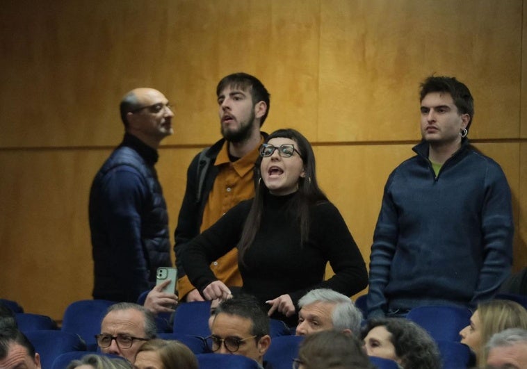 Jóvenes interrumpen la investidura de la rectora de la UA.