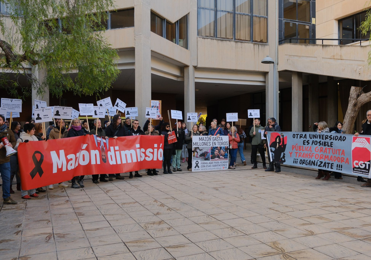 Imagen principal - Protesta y llegada de Mazón a la UA, con saludo a su rectora.