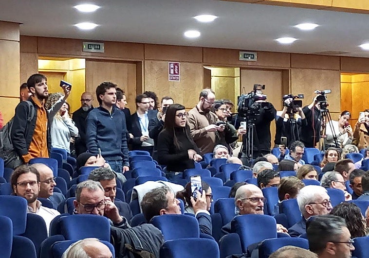Young activists interrupt the inauguration of the UA's rector.