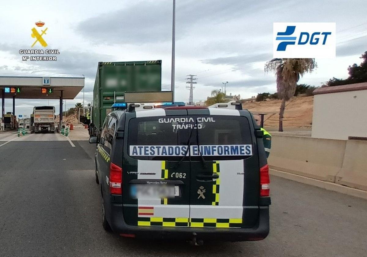 Furgoneta de la Guardia Civil en un control.