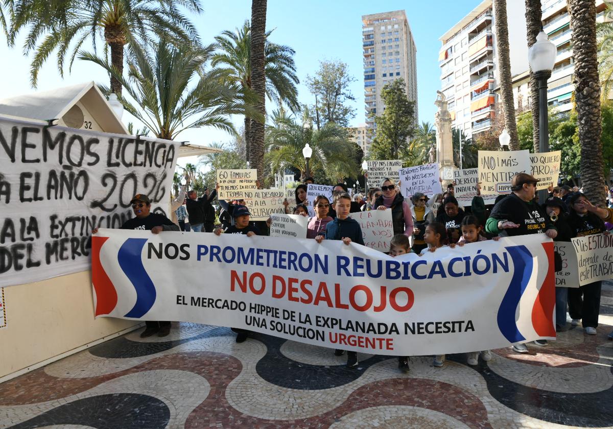 Concentración y marcha de los 'hippies' de la Explanada.