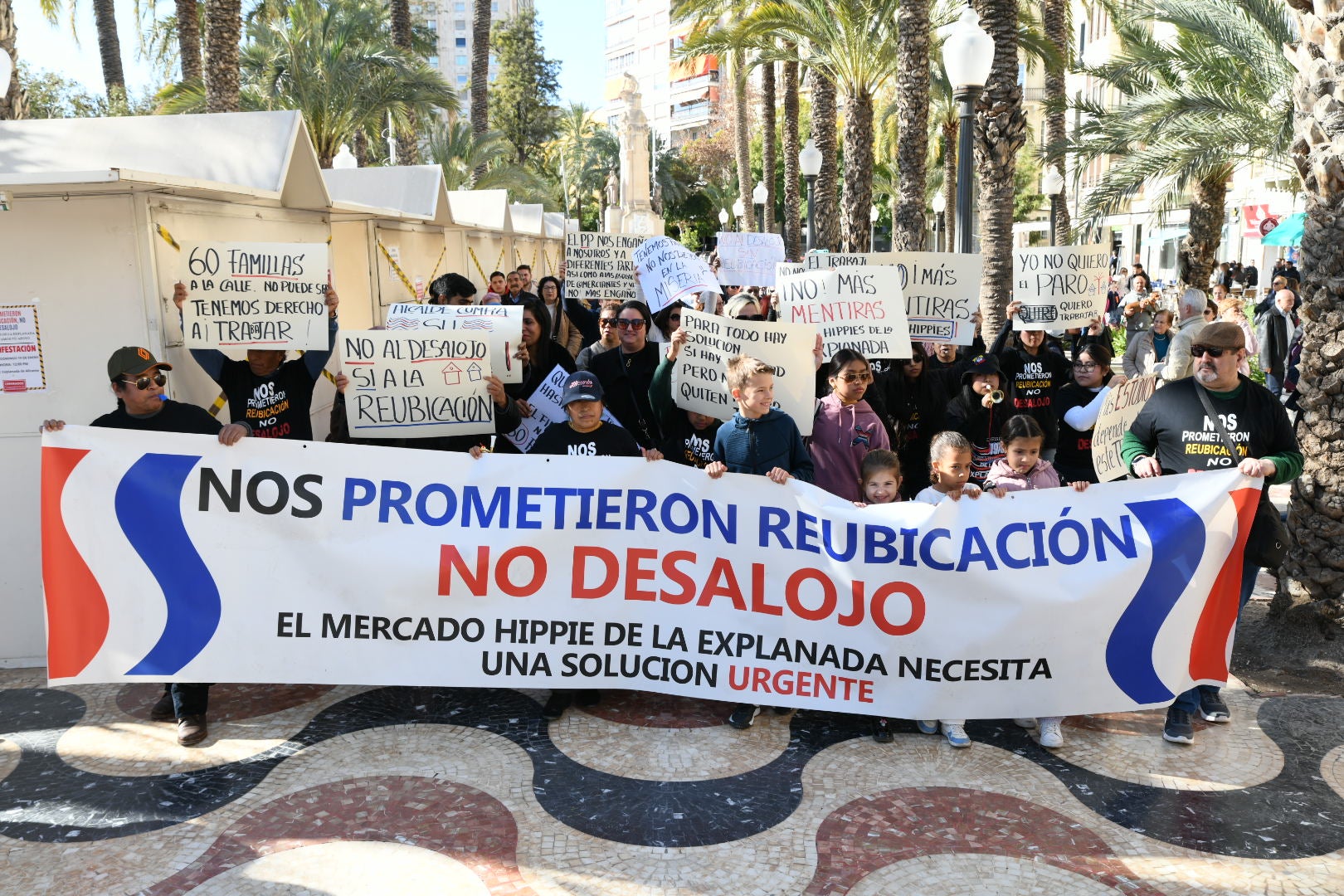 Primera manifestación de los &#039;hippies&#039; de la Explanada tras el cierre