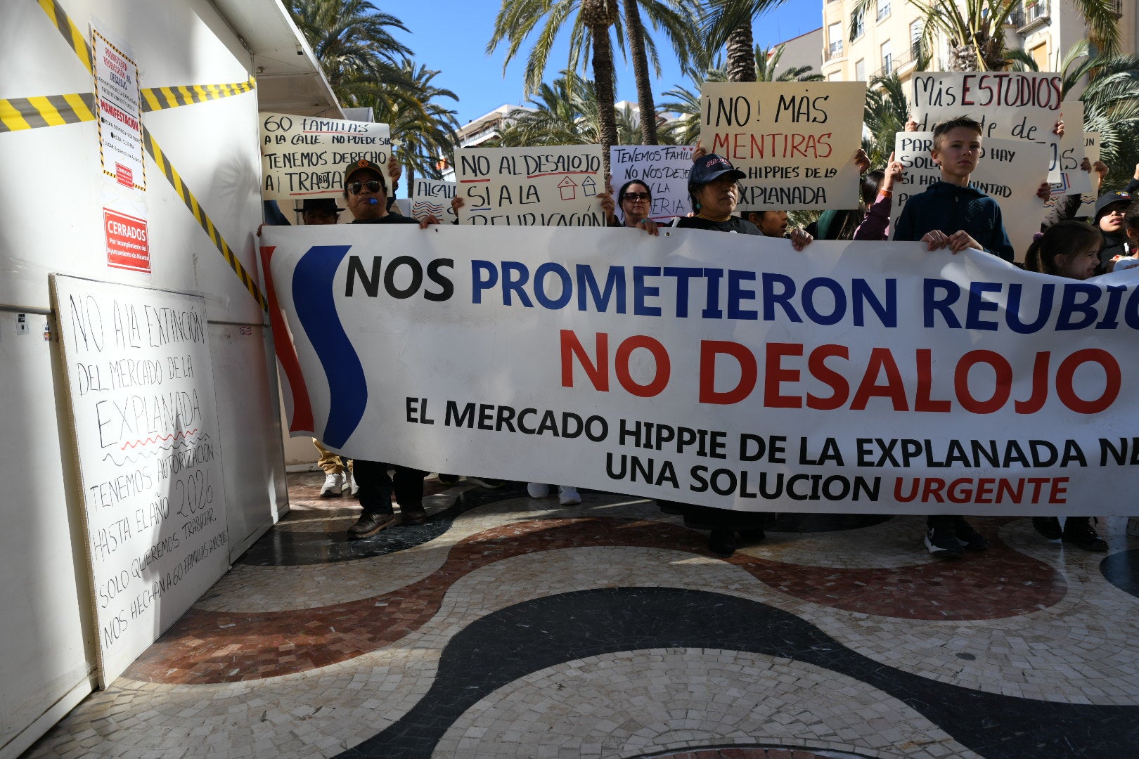 Primera manifestación de los &#039;hippies&#039; de la Explanada tras el cierre