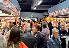 Afluencia de clientes en los mercados municipales.