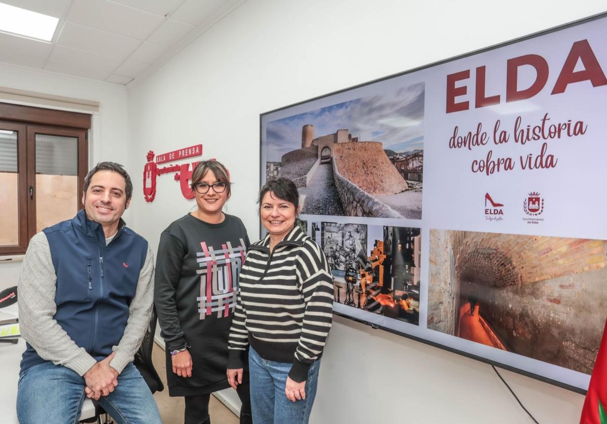 La concejal de Turismo, Rosa Vidal; la directora del Museo del Calzado, Andrea Paños, y el técnico Samuel Martínez.