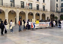 Los 'hippies' de la Explanada se manifiestan frente al Ayuntamiento.