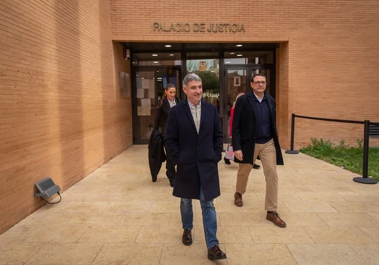 El alcalde de Orihuela, Pepe Vegara, a su salida de los juzgados.