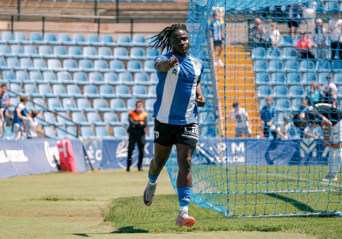 Richie Dapaah celebra su gol a la Peña Deportiva la pasada temporada.