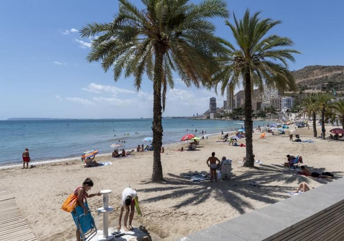 Bañistas en la playa de la Albufereta, en imagen de archivo.