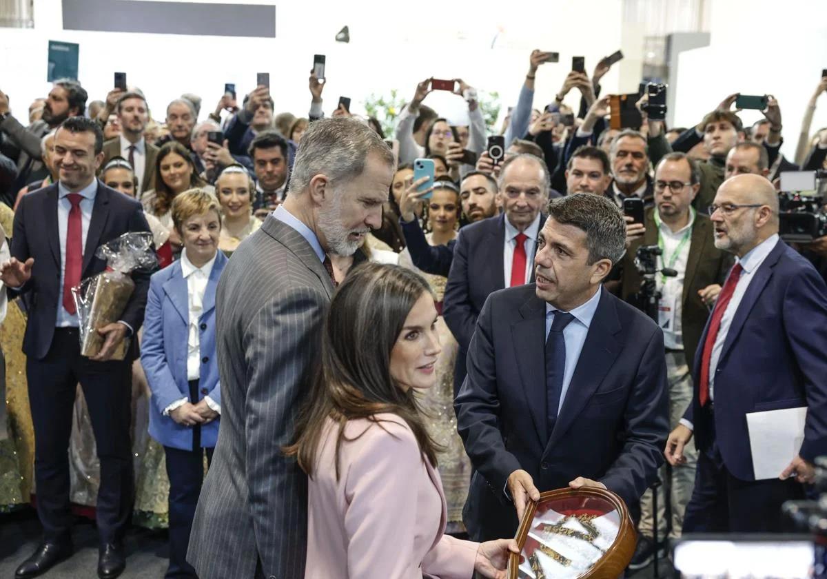 Imagen principal - Los Reyes hacen parada en el estand de la Comunitat con la DANA aún muy presente