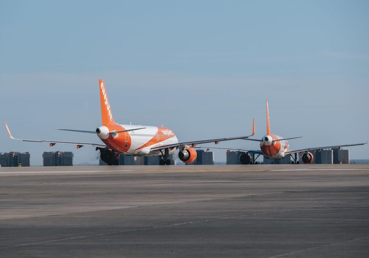 Avión de EasyJet despegando desde el aeropuerto de Alicante-Elche.