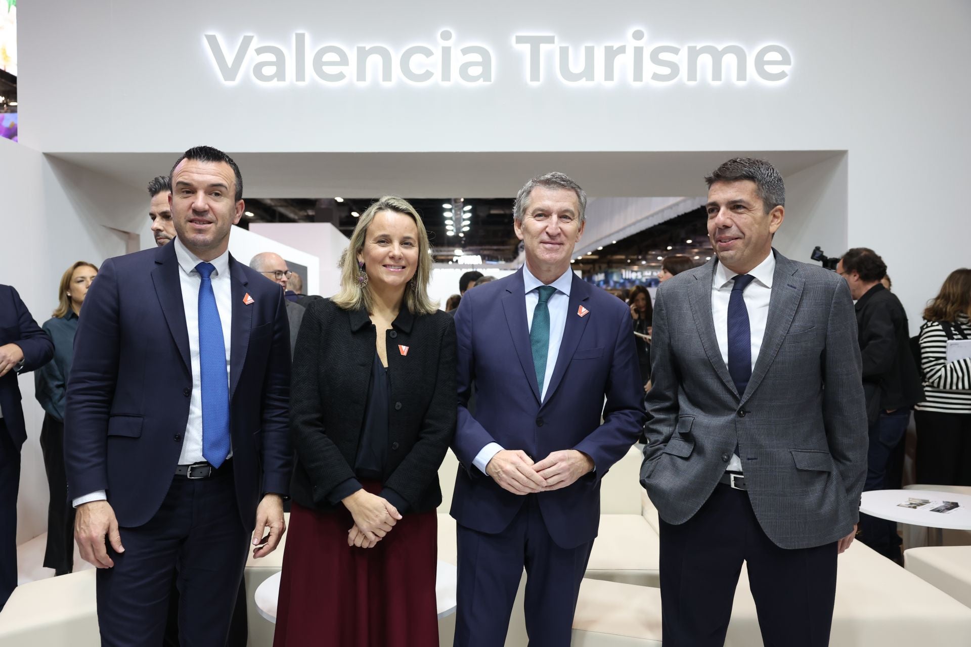 Feijóo recorre el estand de la Comunitat en Fitur junto a Mazón