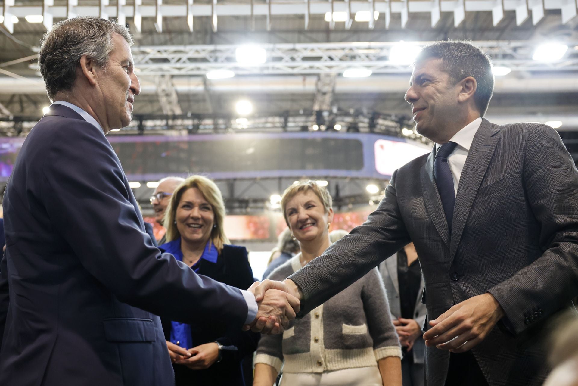 Feijóo recorre el estand de la Comunitat en Fitur junto a Mazón