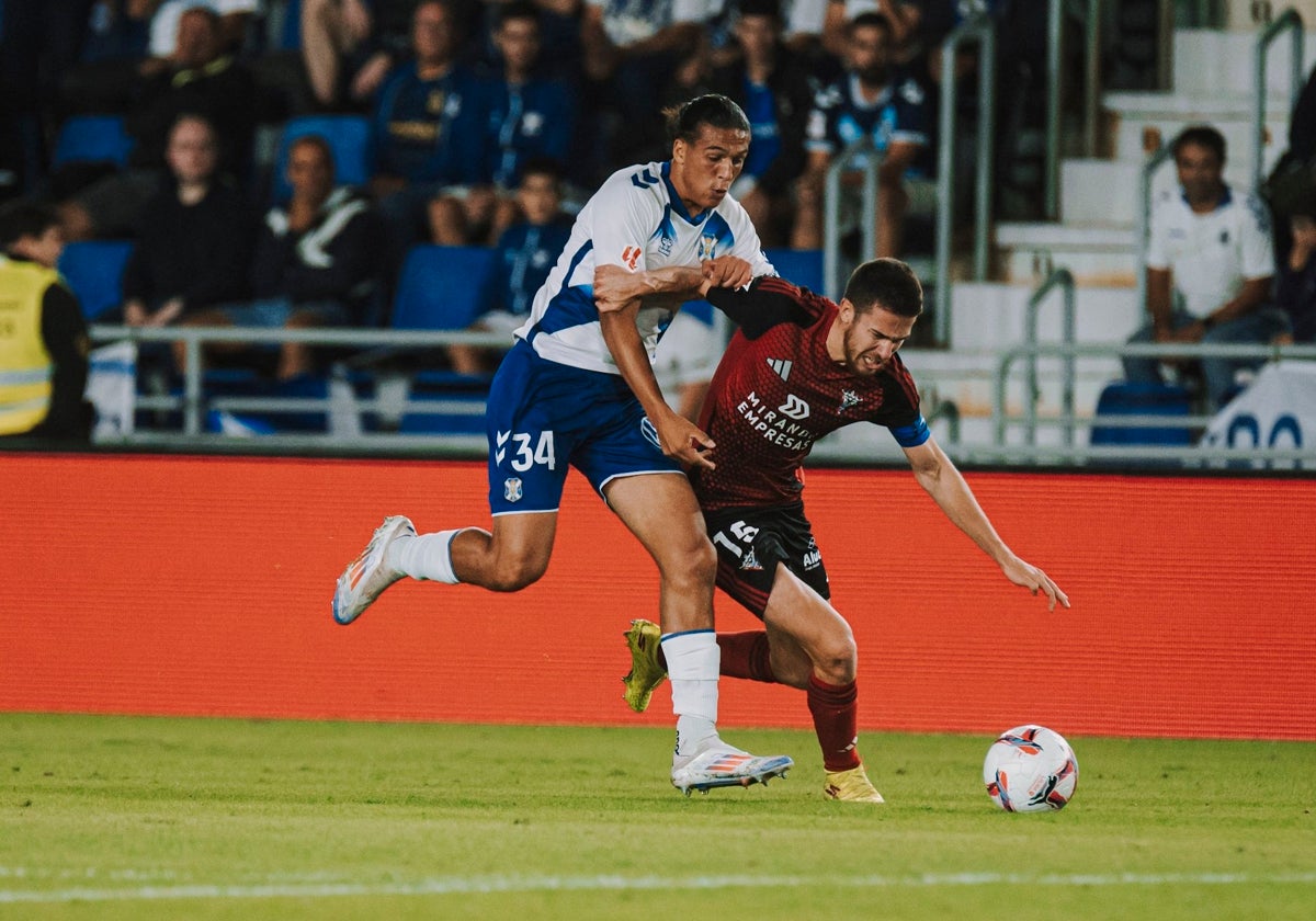 Yanis presiona a un jugador del Mirandés durante un partido con el Tenerife.