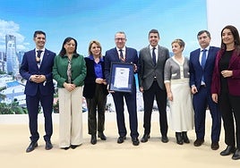 Foto de familia con el certificado de AENOR.