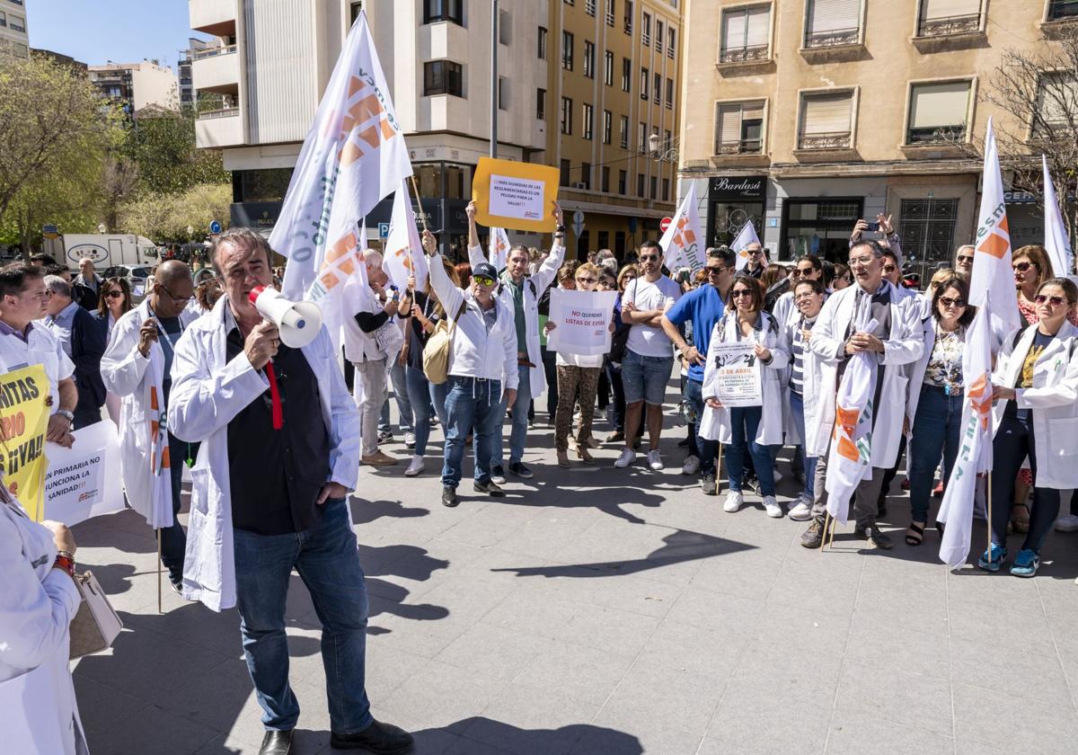 Imagen principal - La incompatibilidad con la privada que promueve Sanidad despierta las iras de los médicos de Alicante