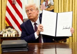 Donald Trump en el despacho oval firmando decretos tras su investidura como presidente.