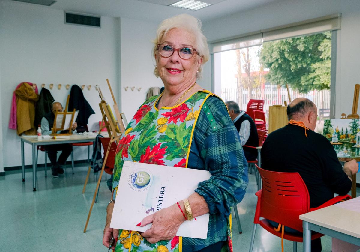 Ana María preparada para su clase de pintura.