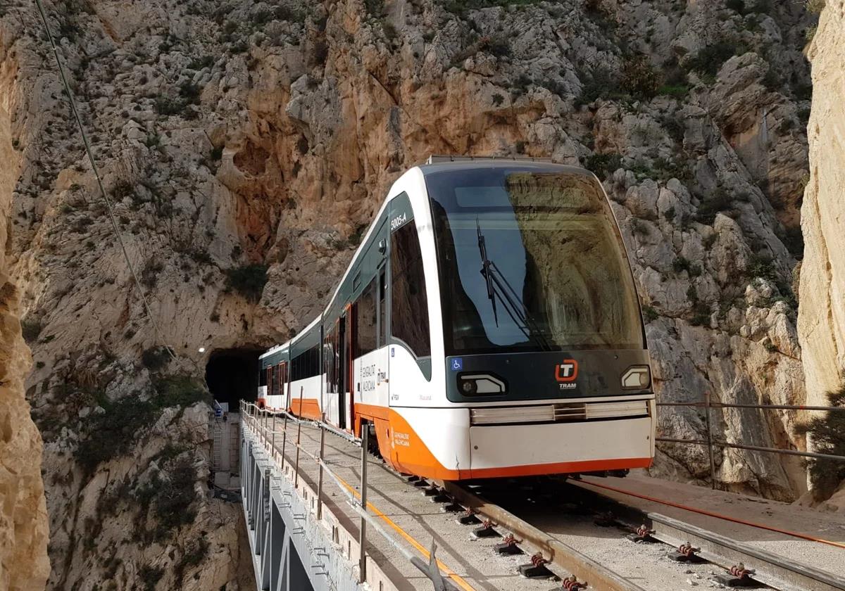 Imagen del Tram a su paso por el Mascarat.