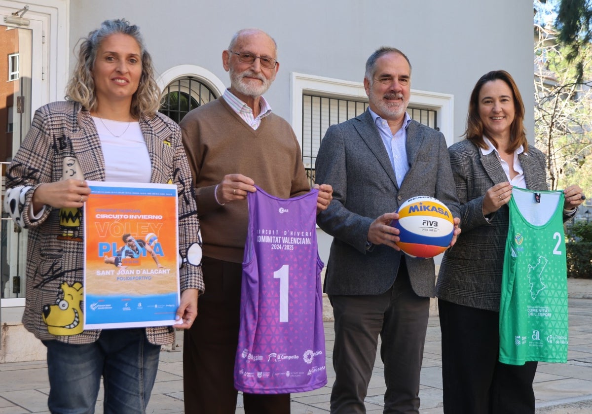 Nuria Pla, Arturo Ruiz, Santi Román y Leticia González-De Haro, en la Casa del Reloj.