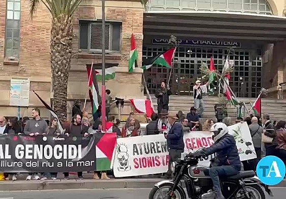 Imágenes de la protesta celebrada frente al Mercado Central de Alicante.