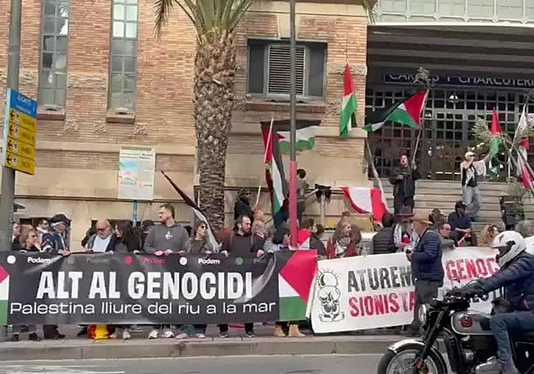 Imágenes de la protesta celebrada frente al Mercado Central de Alicante.