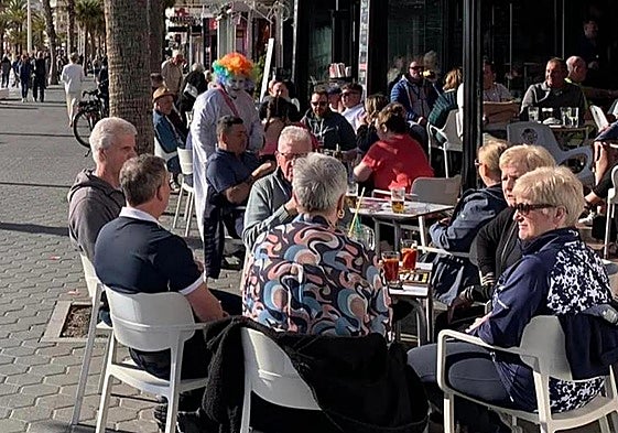 Un grupo de turistas extranjeros disfrutan de la provincia de Alicante.