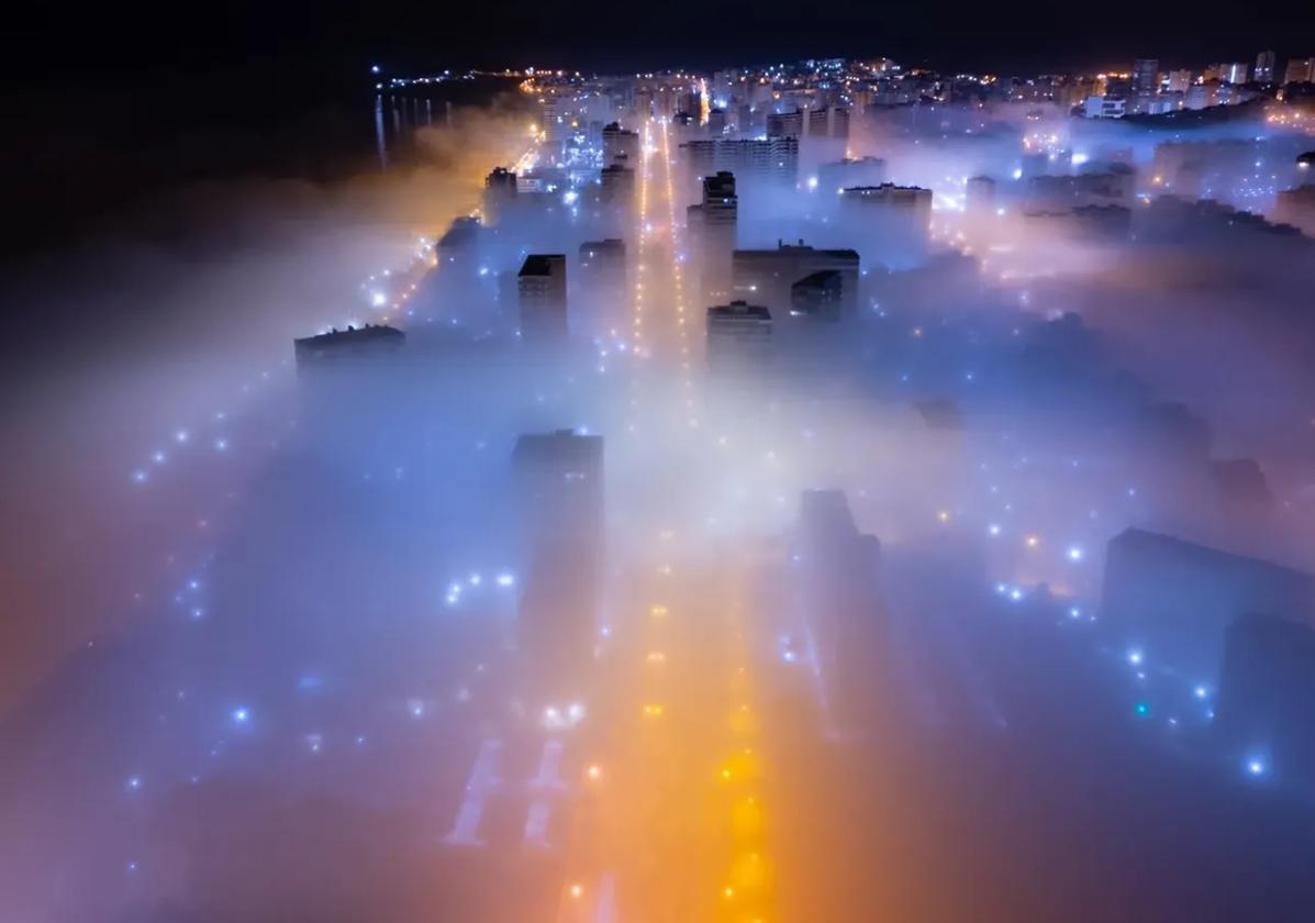 La playa de San Juan, engullida por la niebla.