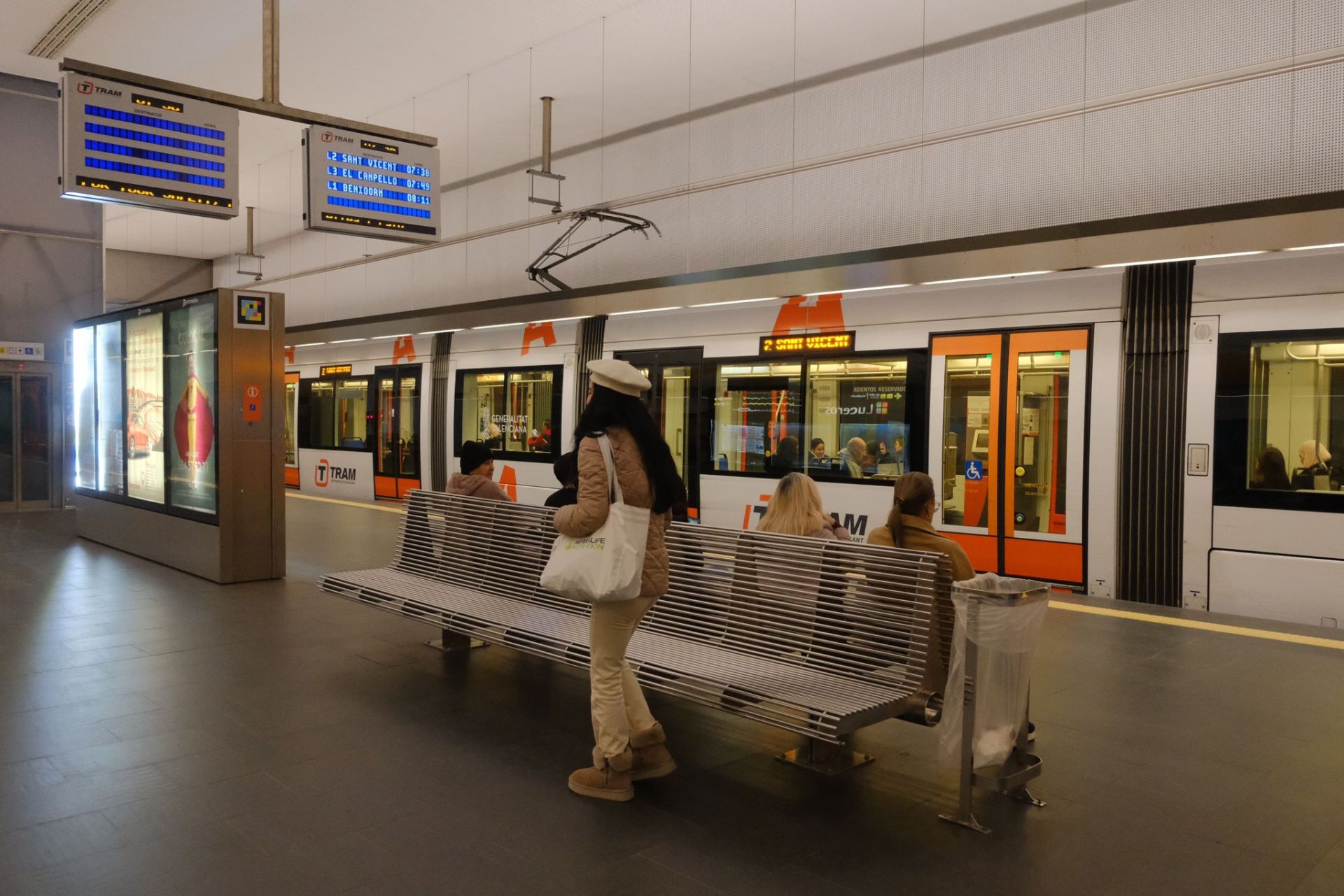 La huelga del TRAM deja durante su primer día retrasos, largas esperas y colas en las estaciones de Alicante